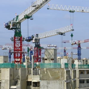 Mehrere Kräme auf einer Baustelle