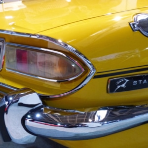 Heckansicht des Oldtimers "STAG" in Gelb