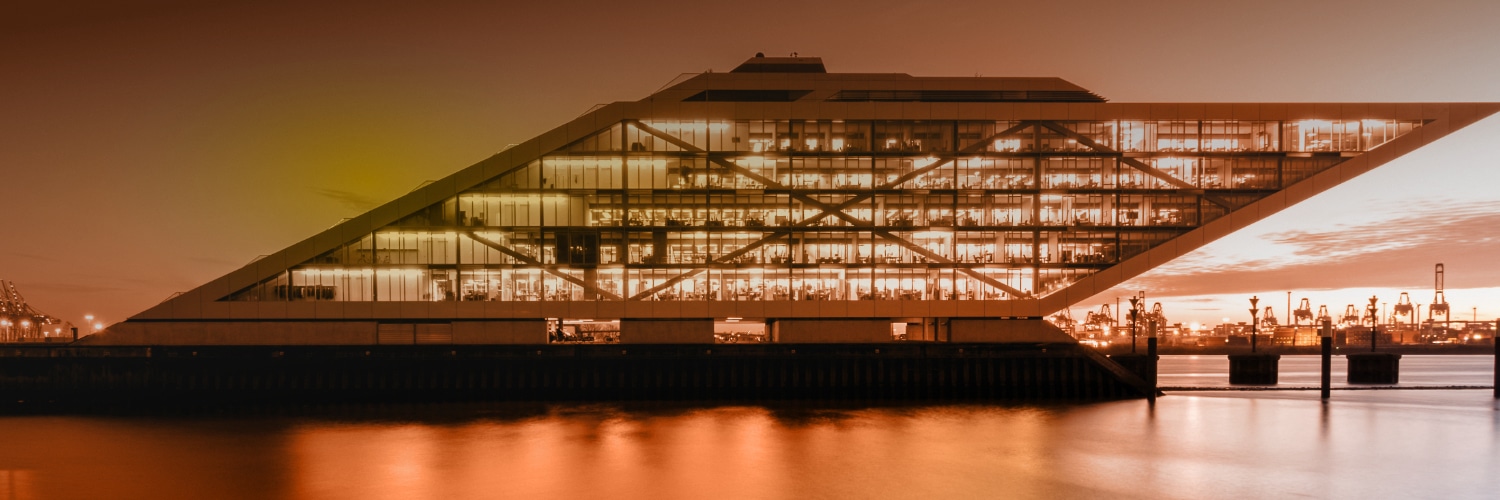 Bürogebäude "Dockland" an der Elbe